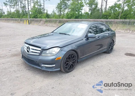 2013 Mercedes-Benz C 250 Luxury/Sport z USA, uszkodzony, nr VIN WDDGF4HB5DR269127